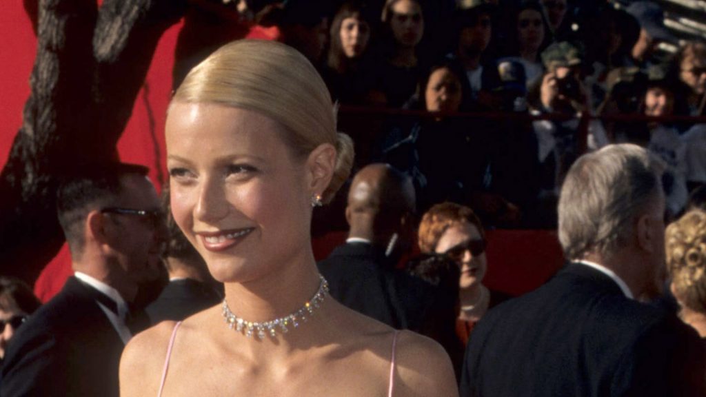 Gwyneth Paltrow e il suo iconico abito rosa baby degli anni ’90, un evergreen degli Oscar.