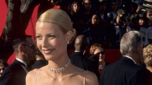 Gwyneth Paltrow e il suo iconico abito rosa baby degli anni ’90, un evergreen degli Oscar.