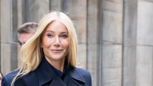 Gwyneth Paltrow rivela come indossare elegantemente il blu navy con pieghe e cappotto.