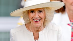 La reazione di Camilla all’errore imbarazzante rivela il suo spirito divertente.
