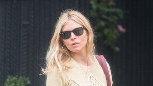Sienna Miller indossa un maglione Fair Isle: il caldo non ferma i capi cozy!