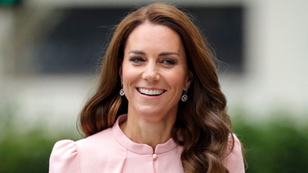 La blouse a quadri rosa di Kate Middleton torna, preparandosi per le calde giornate primaverili.