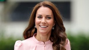 La blouse a quadri rosa di Kate Middleton torna, preparandosi per le calde giornate primaverili.