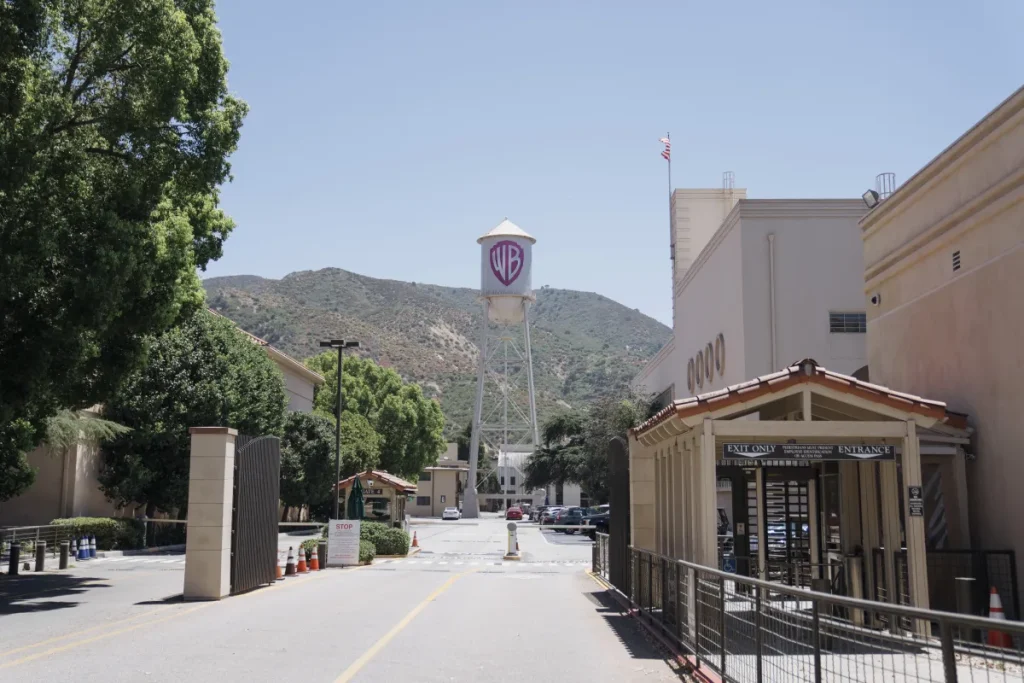 Accordo storico: vendita di Warner Bros. Discovery e le sue implicazioni per l’industria.