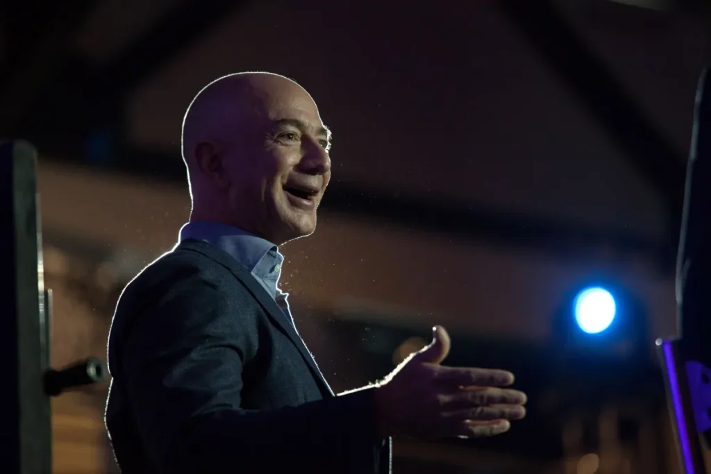 Jeff Bezos punta a investire 100 miliardi per rivoluzionare le fabbriche con l’IA.