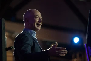 Jeff Bezos punta a investire 100 miliardi per rivoluzionare le fabbriche con l’IA.