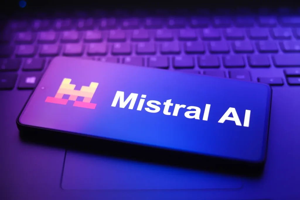 Mistral punta su AI personalizzabile per competere con OpenAI e Anthropic nel settore enterprise.
