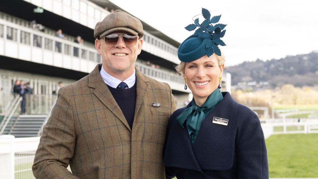 Zara Tindall: cappotto corto e blusa teal, perfetti per il clima imprevedibile di marzo.