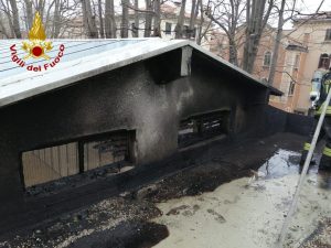 Incendio devasta il tetto di un padiglione alla Biennale di Venezia: dettagli e conseguenze.
