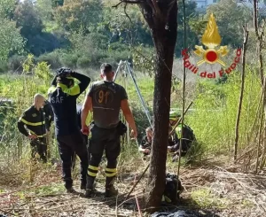 Roma, donna salvata dopo essere caduta in un pozzo non segnalato e hospitalized.