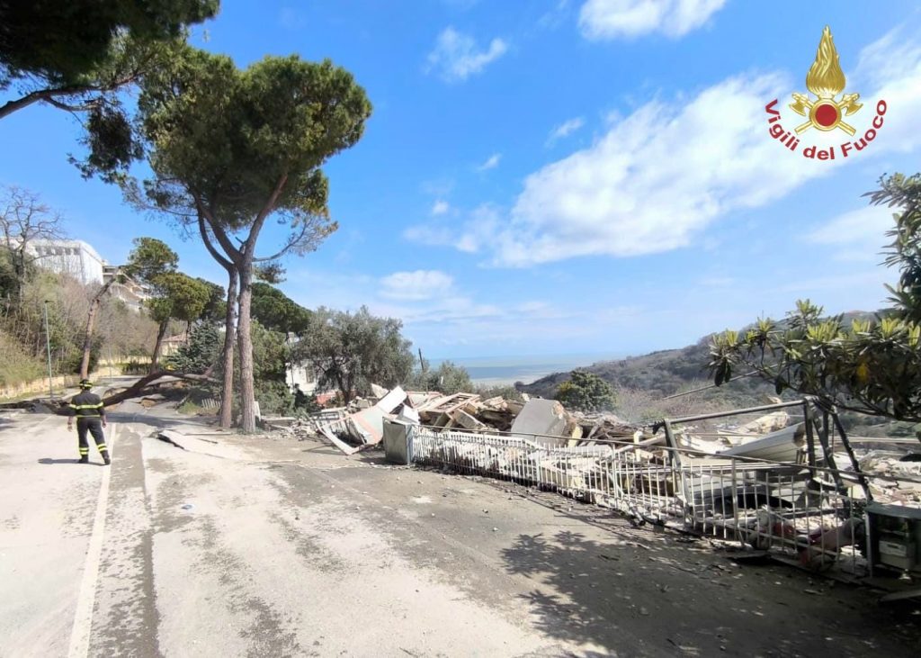 Frana a Silvi: evacuazioni senza vittime. Marsilio esalta la prontezza della Protezione Civile.
