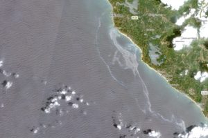 Comparsa di una macchia di petrolio dopo l’affondamento della IRIS Dena in Sri Lanka.