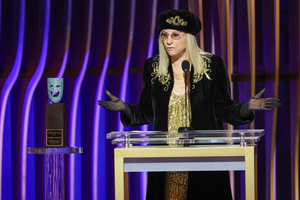 Barbra Streisand riceve la Palma d’Oro onoraria alla chiusura del Festival di Cannes