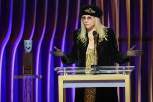 Barbra Streisand riceve la Palma d’Oro onoraria alla chiusura del Festival di Cannes
