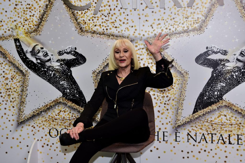 Raffaella Carrà e il figlio adottivo segreto: la Fondazione continua la sua missione benefica