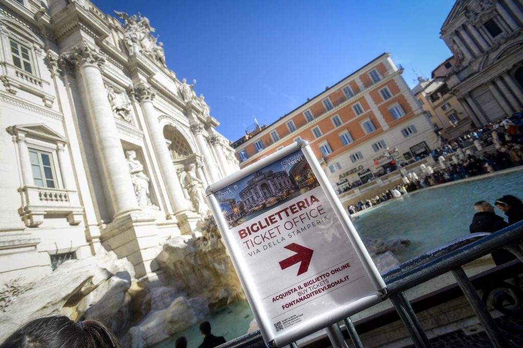 Fontana di Trevi: 230 mila visitatori e 435 mila euro incassati nel primo mese.
