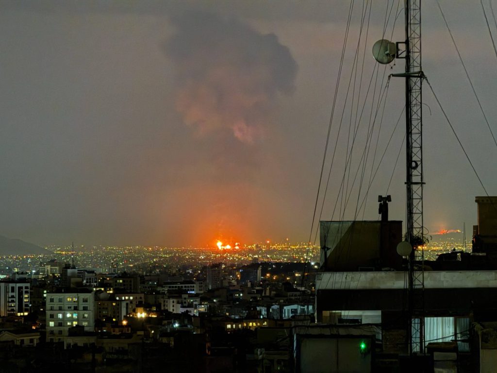 Drone iraniano in Bahrein: oltre 30 feriti. Trump annuncia decisioni con Netanyahu.