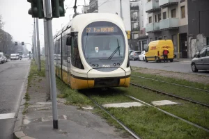 Incendio sul tram 27 a Milano: nessun ferito, intervento tempestivo dei vigili del fuoco.