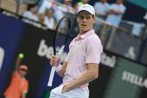 Sinner trionfa su Tiafoe e avanza in semifinale al Miami Open con una vittoria in due set.
