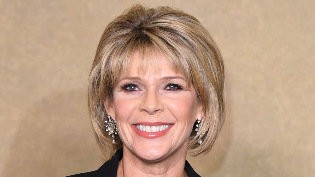 Ruth Langsford reinventa il blazer nero per look casual primaverili impeccabili.