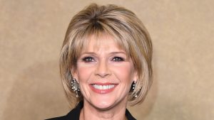 Ruth Langsford reinventa il blazer nero per look casual primaverili impeccabili.