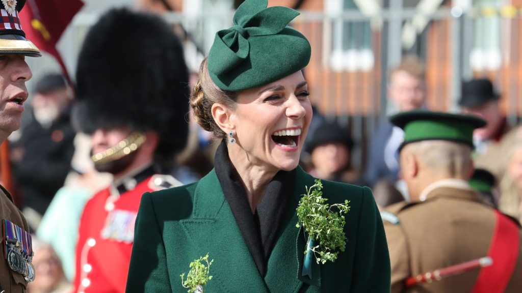 Look primaverile di Kate Middleton: due dettagli chiave per un outfit verde da stadio.