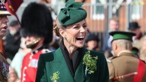 Look primaverile di Kate Middleton: due dettagli chiave per un outfit verde da stadio.