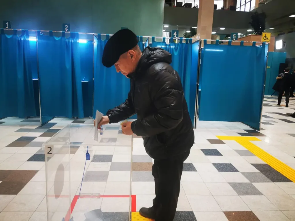 Kazakistan: Tokayev trionfa con referendum storico e affluenza record.