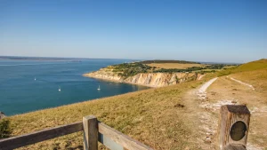 Il sentiero costiero più lungo del mondo arriva nel Regno Unito: ecco cosa sapere.