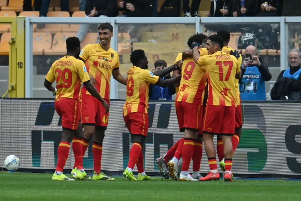 Lecce supera la Cremonese 2-1: una vittoria cruciale per la salvezza al Via del Mare.