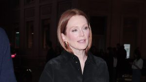 Julianne Moore: la scarpa perfetta per i pantaloni in pelle di questa primavera