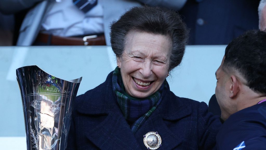 Il divertente momento di Princess Anne al rugby dimostra il suo inconfondibile senso dell’umorismo.