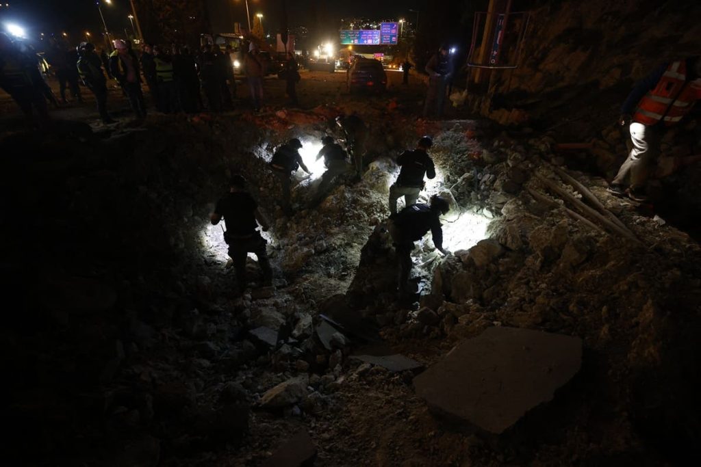 Missili iraniani colpiscono Israele: esplosioni scuotono Gerusalemme in escalation di tensioni.