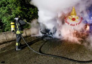 Auto in corsa incendiata nell’Oristanese: conducente esce illeso dall’emergenza.