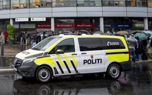 Esplosione a Oslo: ingresso dell’ambasciata degli Stati Uniti gravemente danneggiato.