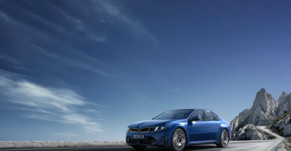 BMW ripropone l’i3: un’elegante berlina elettrica a quattro porte dal design originale.