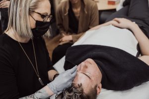 Corso di microblading: 5 competenze chiave da acquisire per la certificazione.