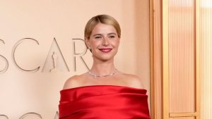 Jessie Buckley dimostra che il rosso e il rosa sono perfetti per la primavera!