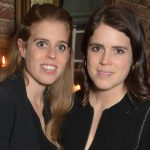 Una reale sostiene le principesse Beatrice ed Eugenia dopo la loro recente protezione.