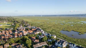 Una cittadina costiera senza mare? Scopri il fascino di questo luogo britannico unico.