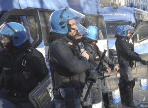 Fermo preventivo per 91 anarchici durante manifestazione a Roma: tensione nelle strade.