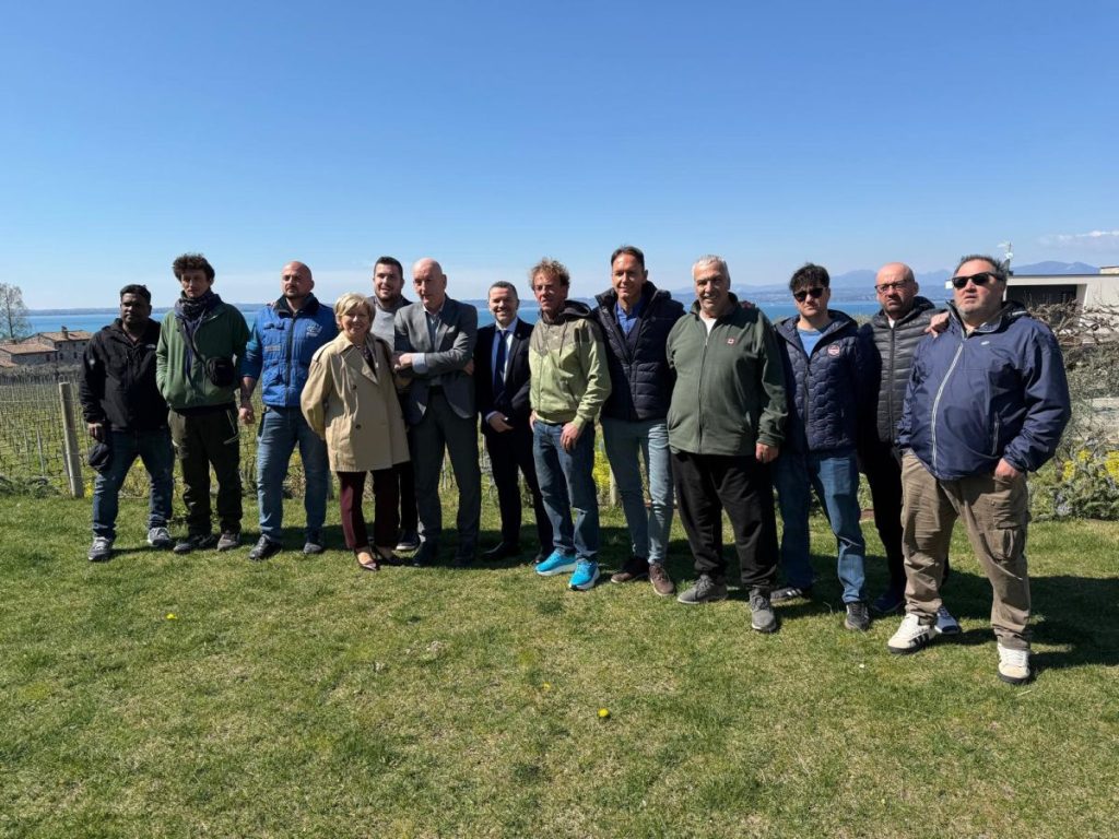 Emergenza pesce siluro al Lago di Garda: l’assessore Bond dialoga con i pescatori.