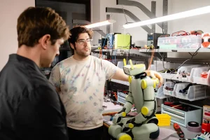 Amazon acquisisce una startup che crea robot umanoidi in miniatura per bambini.