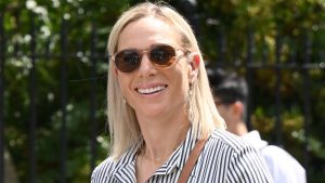 Zara Tindall: comode zeppe, occhiali da sole e borsa Aspinal per un’estate chic.