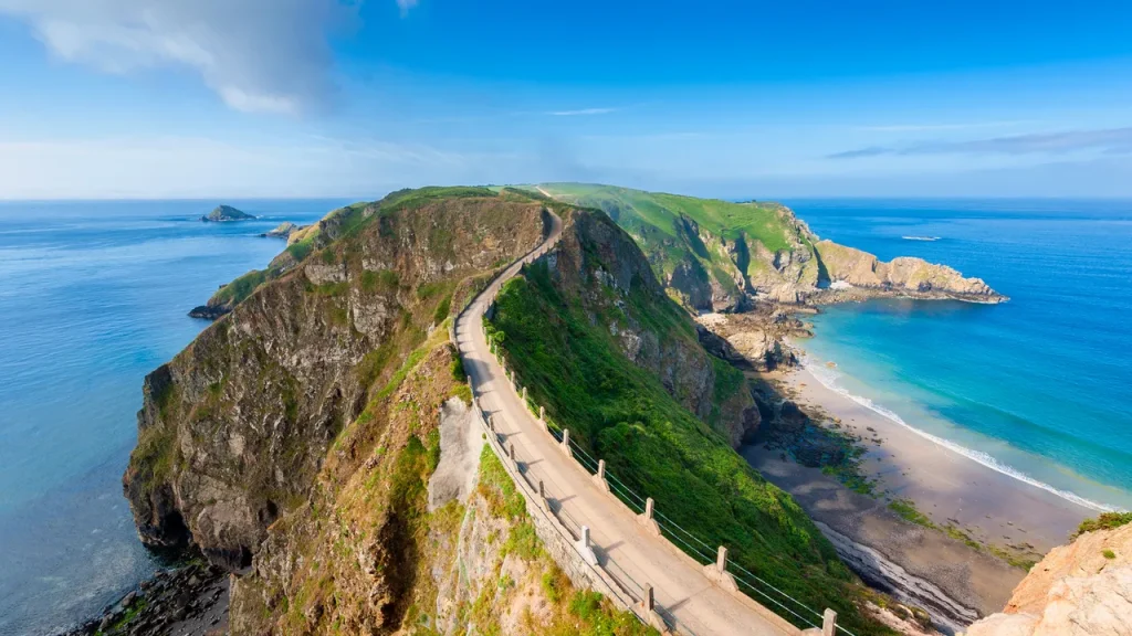 Un’isola britannica senza auto: l’affascinante luogo amato da Philip Larkin dove si pedala.