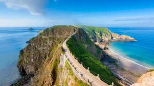 Un’isola britannica senza auto: l’affascinante luogo amato da Philip Larkin dove si pedala.