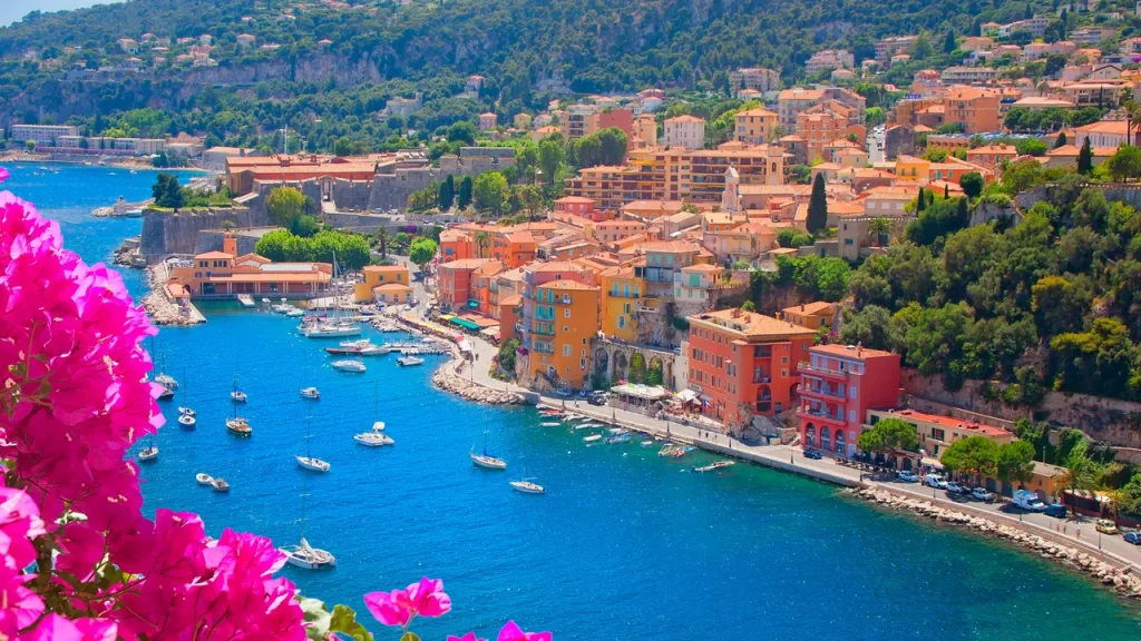 Reazioni dei locali a St. Tropez per l’arrivo di ‘The White Lotus’: ecco cosa pensano.