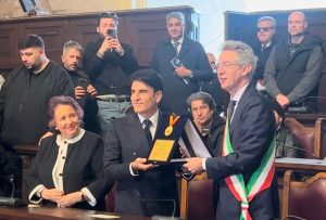 Napoli celebra Sal Da Vinci con targa e medaglia per il trionfatore di Sanremo