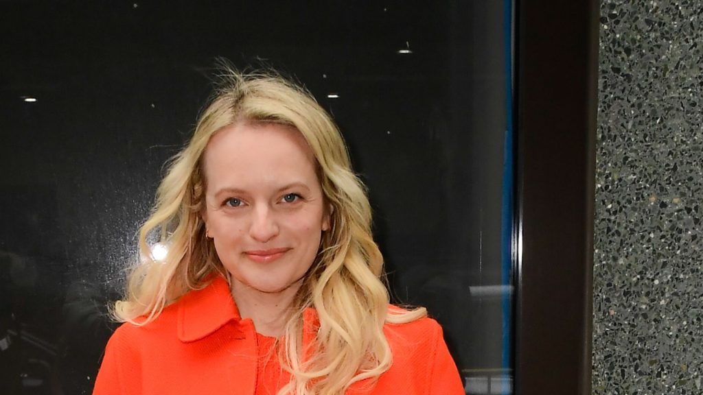 Elisabeth Moss incanta in arancione: i colori agrumati dominano la moda primaverile.