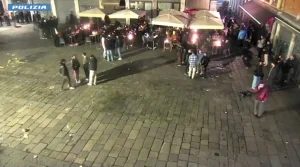 Giovane 22enne aggredito a Venezia: fermati due britannici in un tentato omicidio.